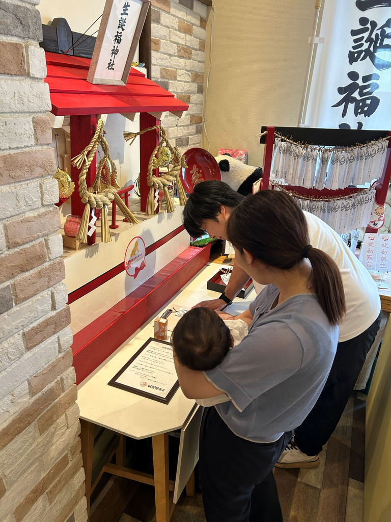 生誕福神社で短冊を吊るす家族