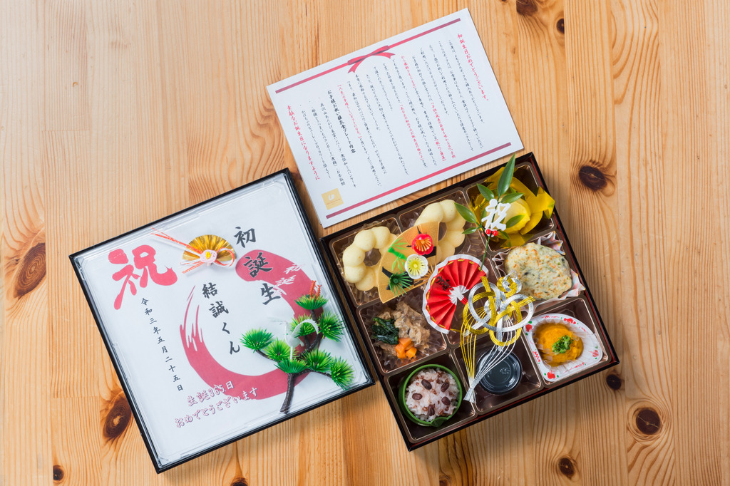 1歳の初誕生日のお祝い離乳食と記念証書